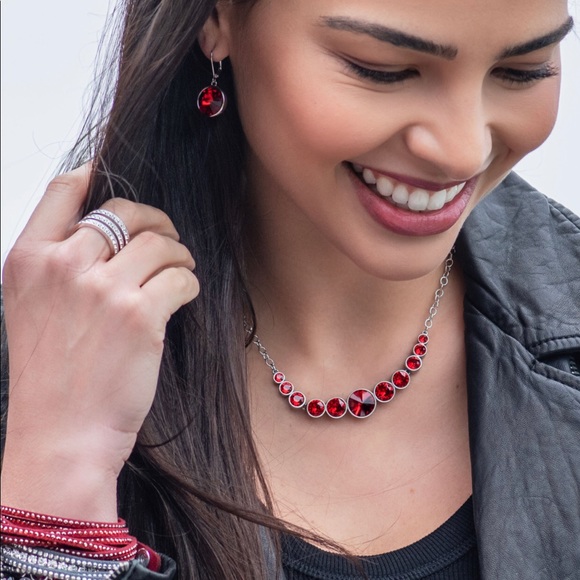 Wrap- star bracelet RED by Swarovski wraps three times New in box 600 crystals - Picture 2 of 3